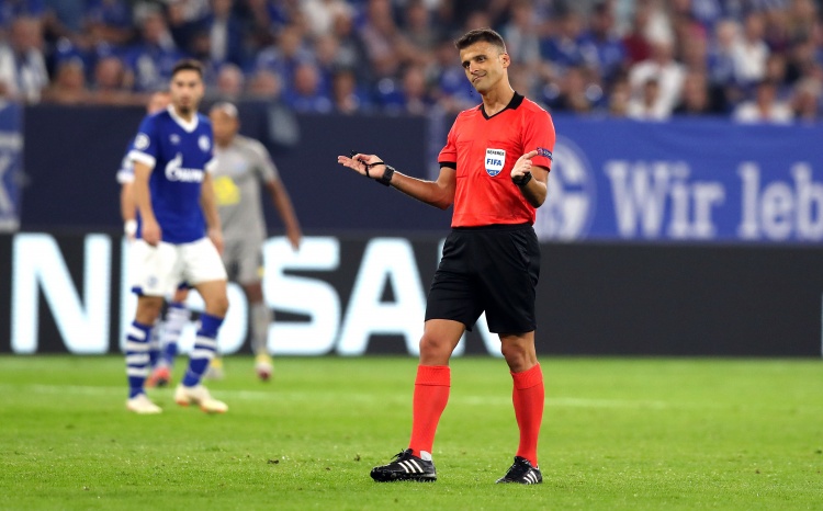 如意体育-世体：执法皇家社会VS巴萨表现不佳，名哨曼萨诺可能被停哨一轮