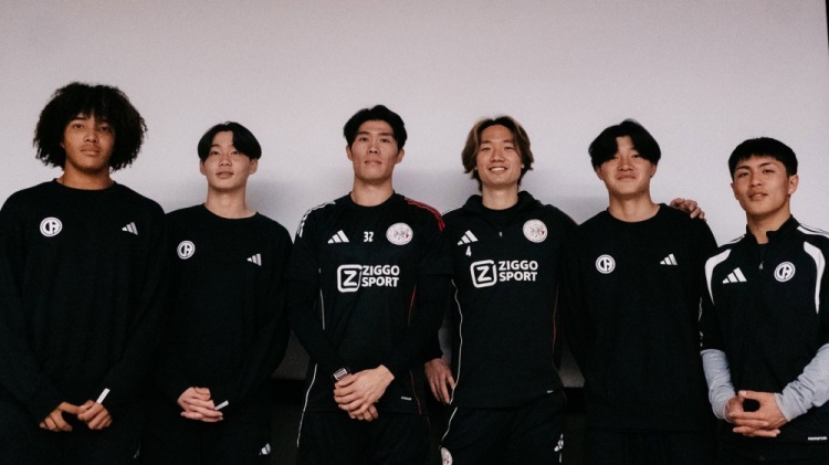 如意体育-多名日本U17国脚试训阿贾克斯青年队，并与富安健洋、板仓滉合影